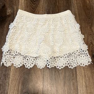 TRINA TURK Pedra Shorts/Skort Beautiful White Lace Size 2